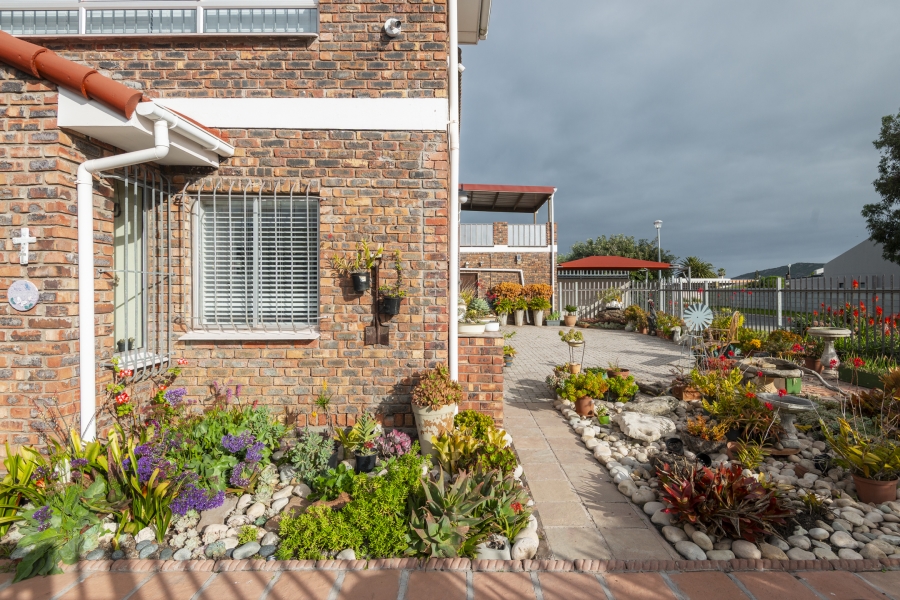 5 Bedroom Property for Sale in Middedorp Western Cape